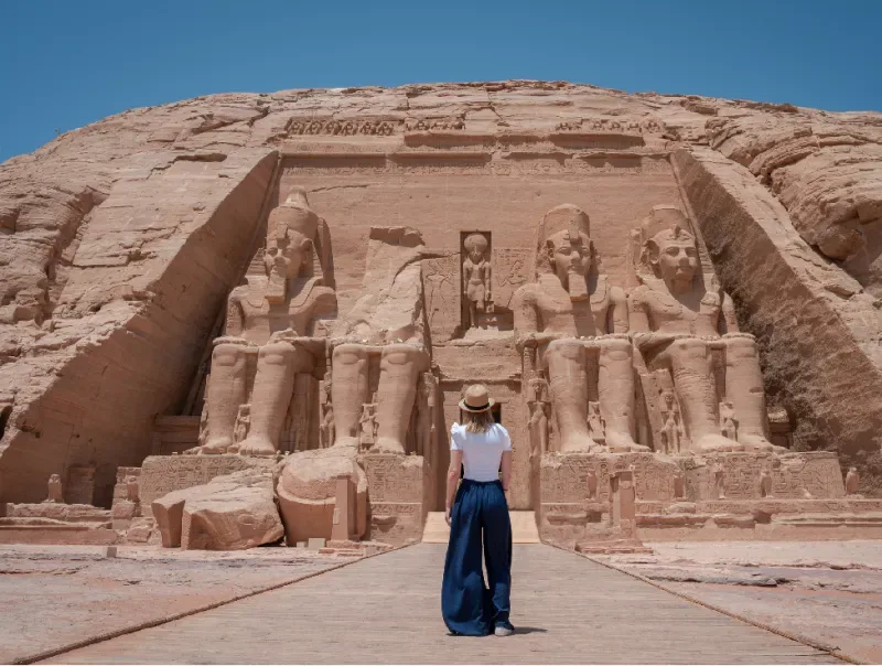 Una mujer fachada del templo de Abu Simbel, Asuán, Egipto.